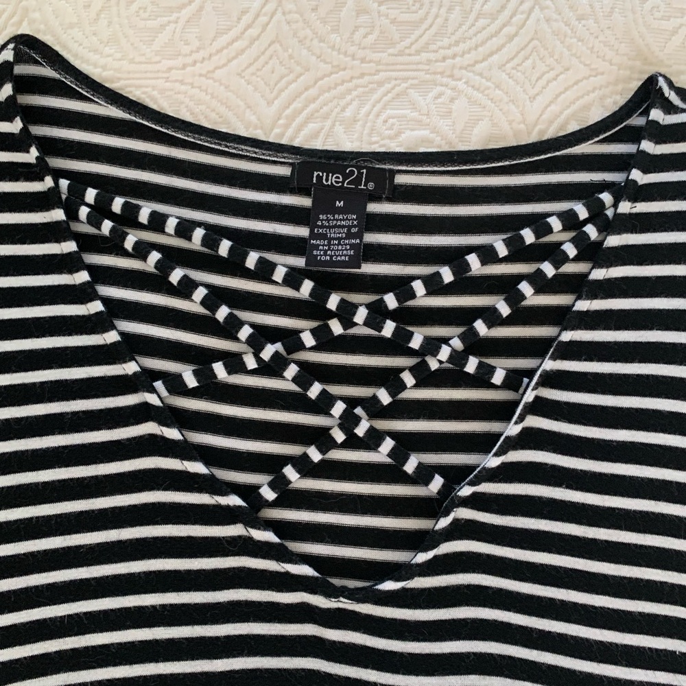 Rue 21 Shirt Criss Cross V Neck Curved Hem Rayon Stripes Black White Women’s M - Picture 5 of 10